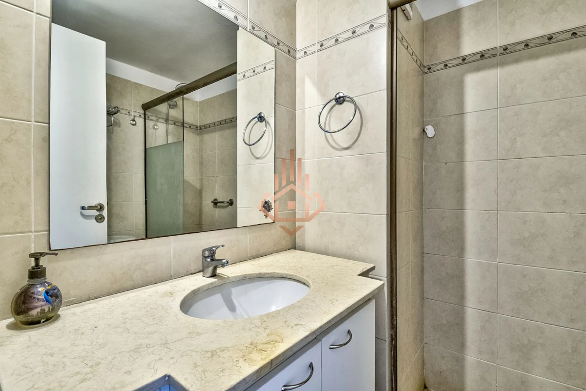 Venta Apartamento en Punta del Este con 3 dormitorios y vista parcial a la playa.