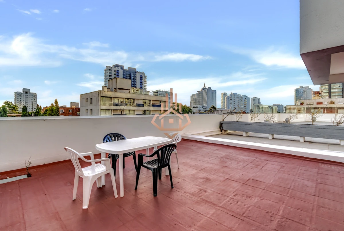 Venta apartamento 3 dormitorios, a pasos de Playa Brava. Terraza amplia