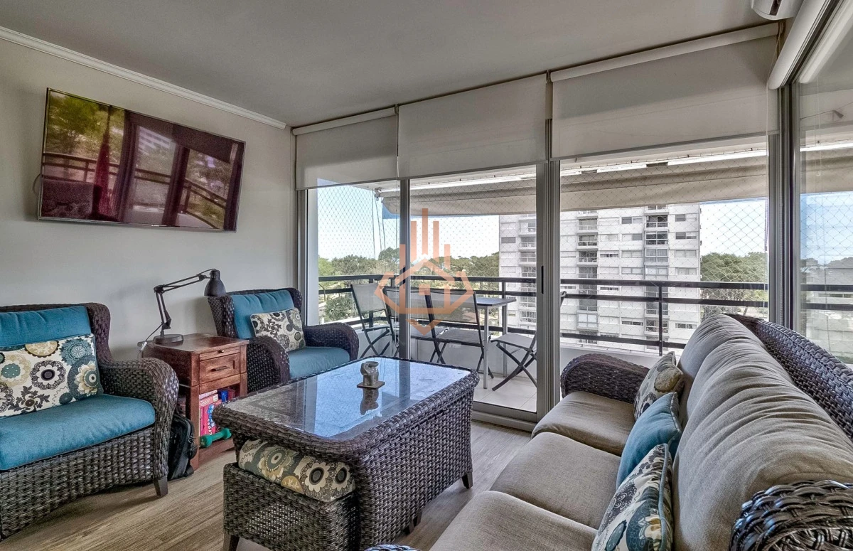 Venta Apartamento en Punta del Este con 3 dormitorios y vista parcial a la playa.