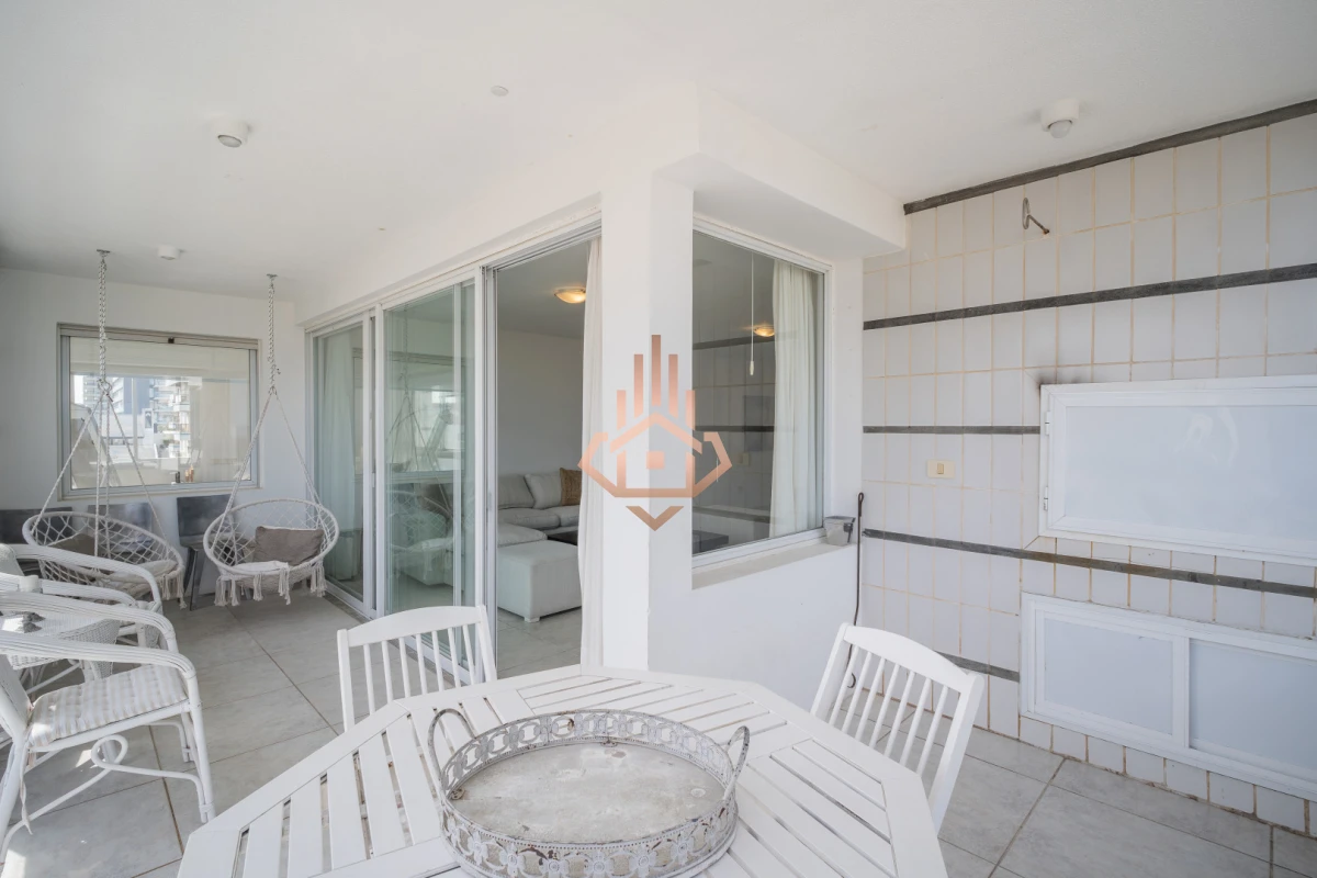 Venta apartamento de 3 dormitorios mas dependencia, frente a playa Brava.