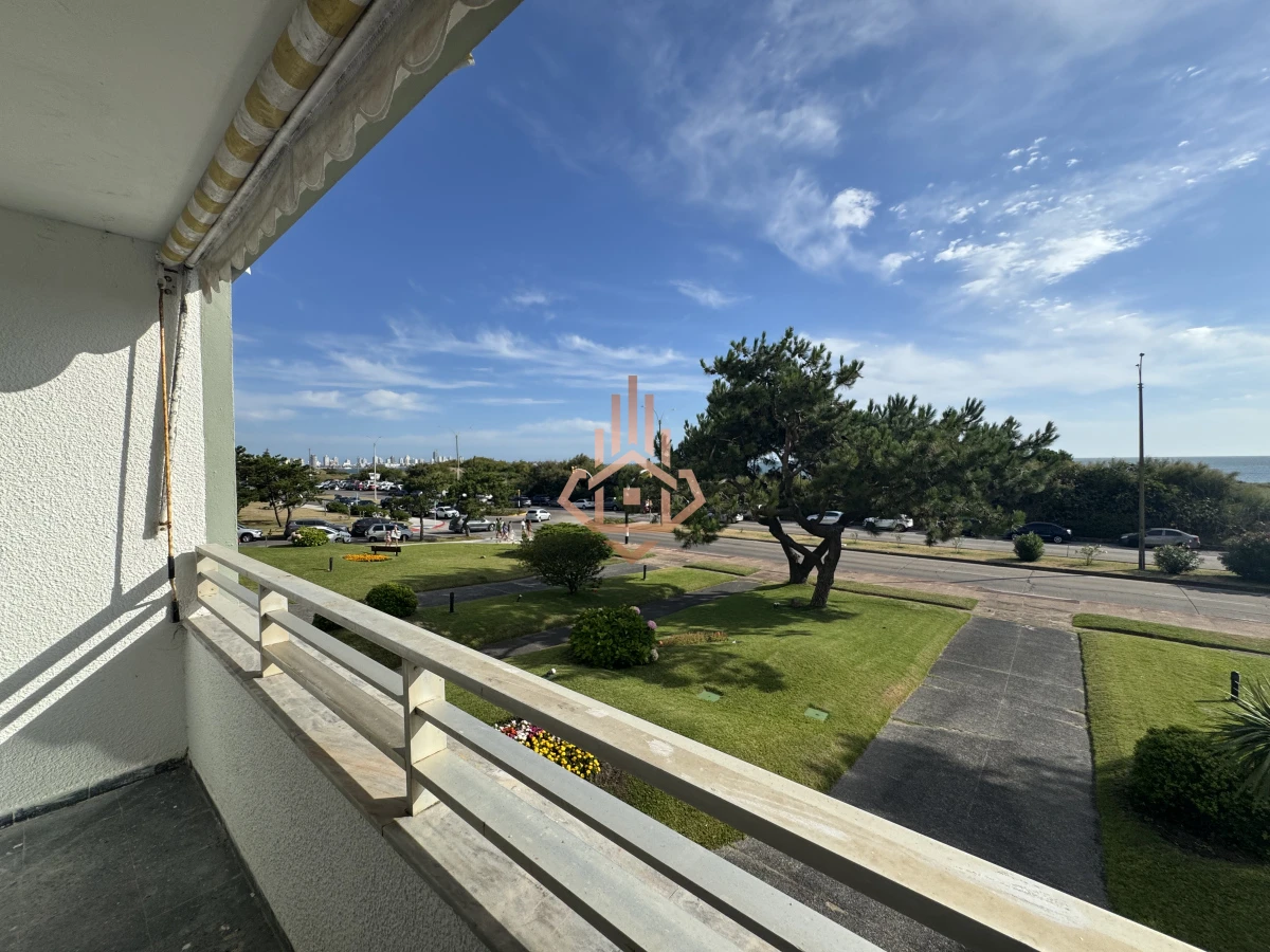 Venta apartamento frente al Mar de 3 dormitorios.