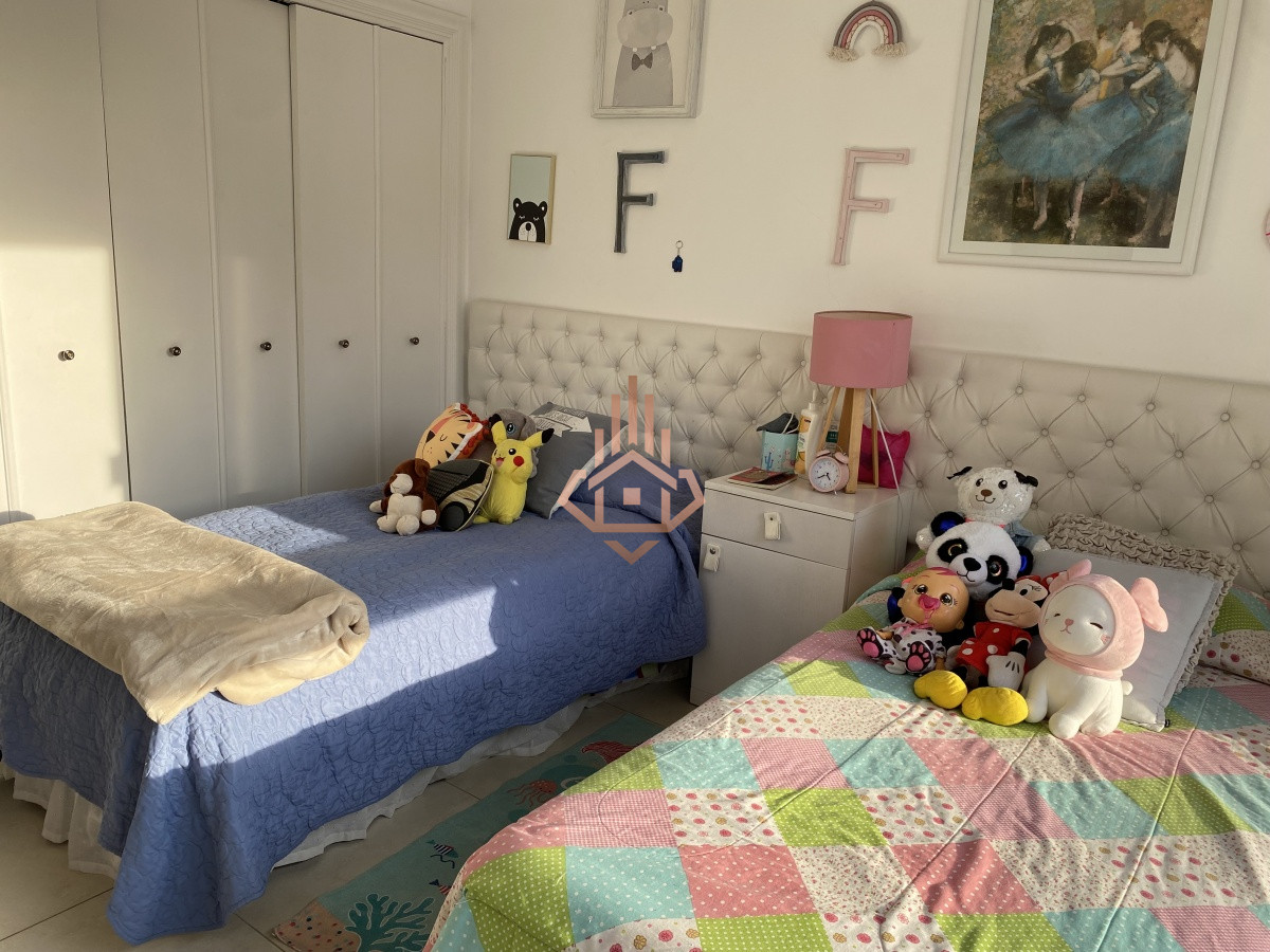 Venta apartamento de 3 dormitorios mas dependencia, frente a playa Brava.