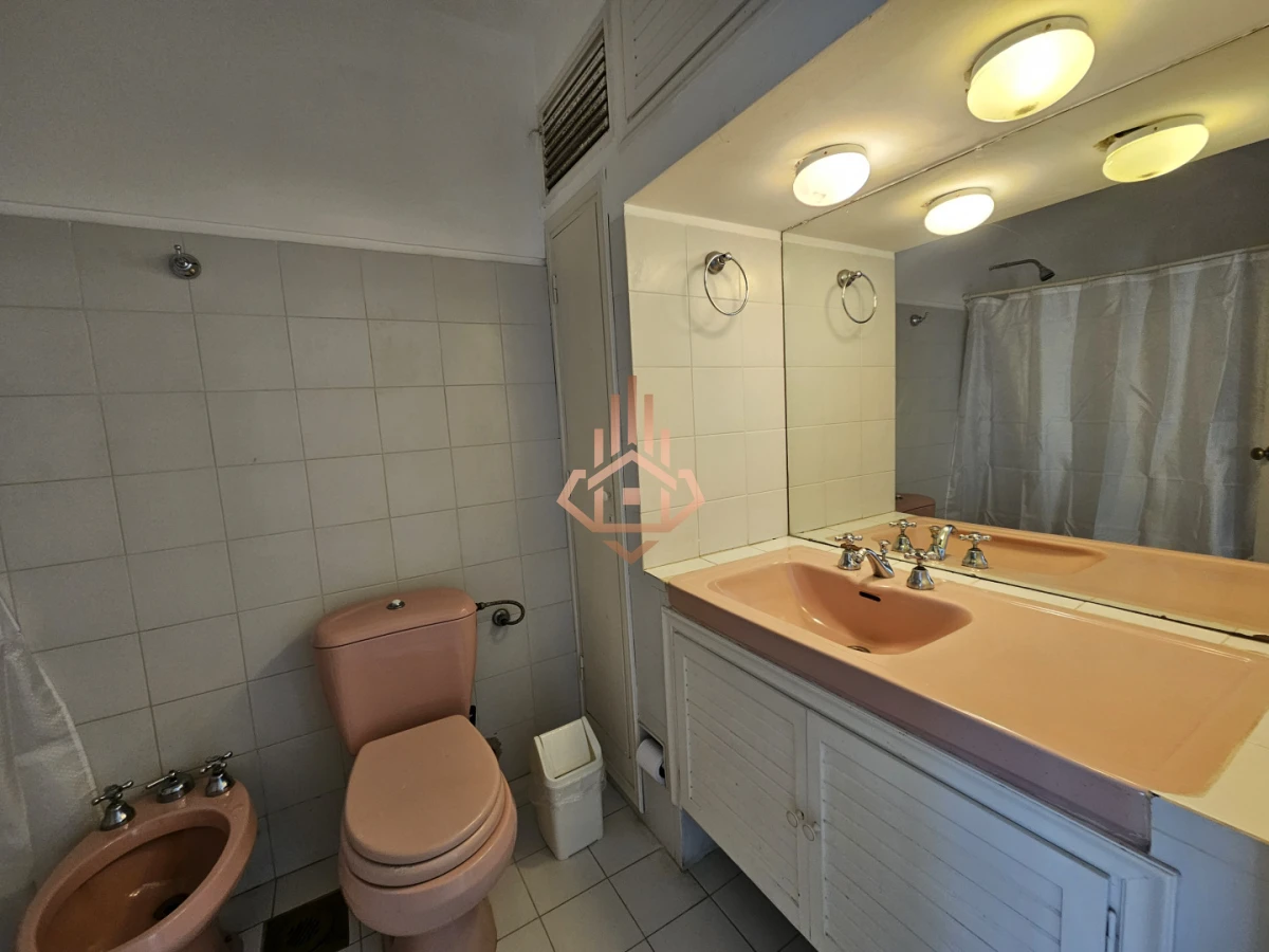 Se vende apartamento de 3 dormitorios en la Península, piso alto con vista al mar