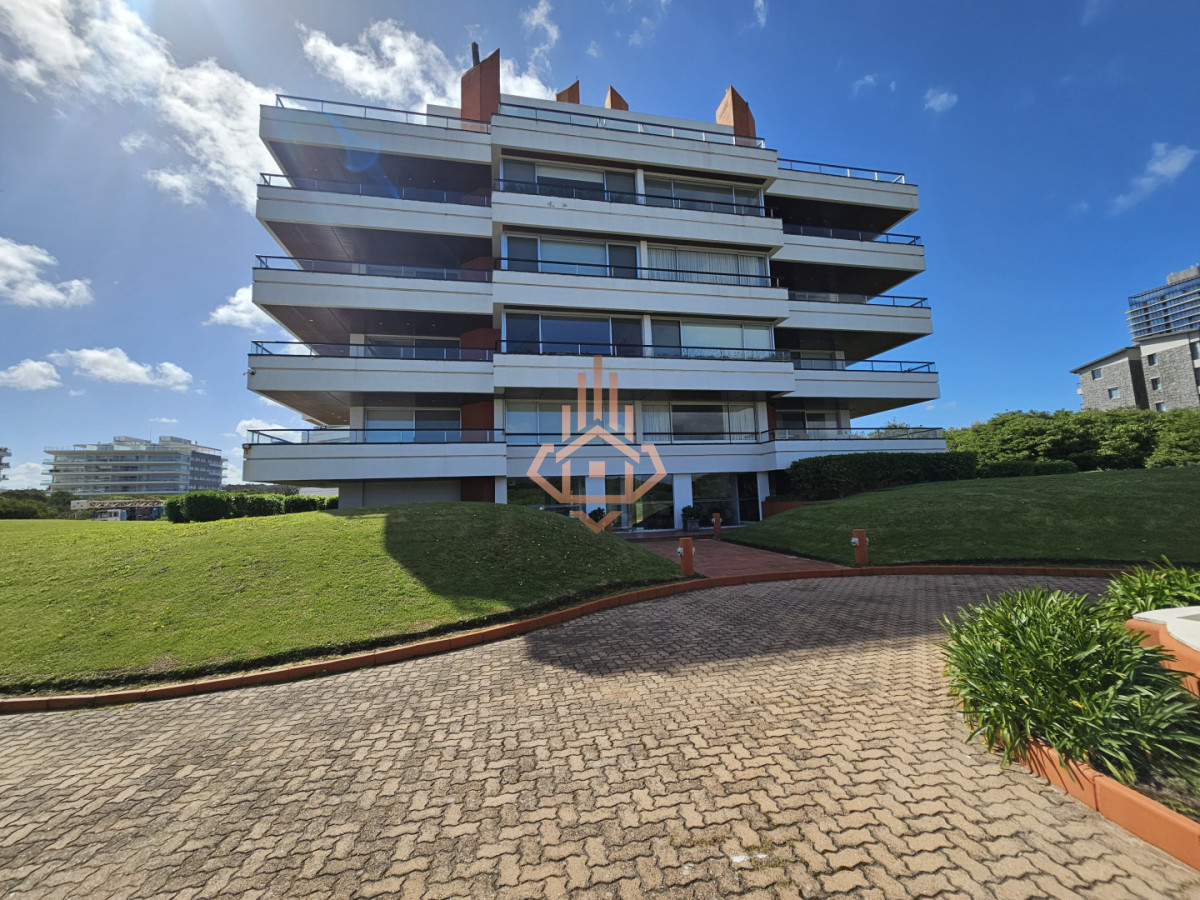 Se Vende Depto en Primera Linea de 4 Dormitorios en Suite Playa Brava