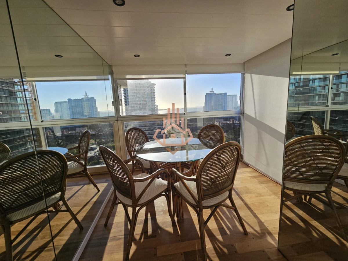 Venta de Apartamento de Dos Dormitorios y Medio Piso Alto