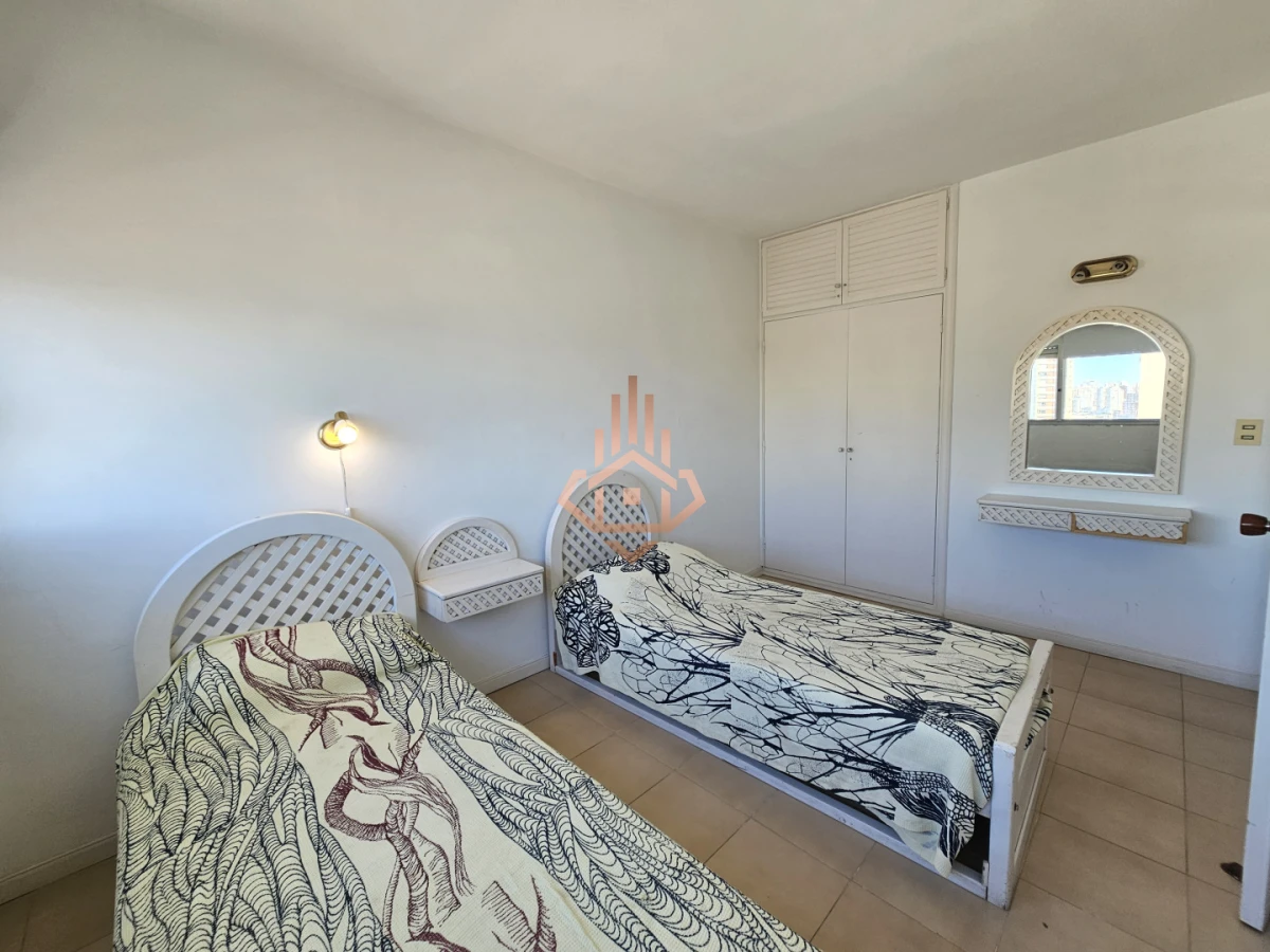 Se vende apartamento de 3 dormitorios en la Península, piso alto con vista al mar