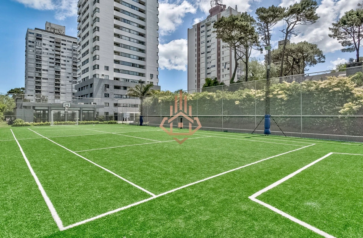 Venta Apartamento en Punta del Este con 3 dormitorios y vista parcial a la playa.