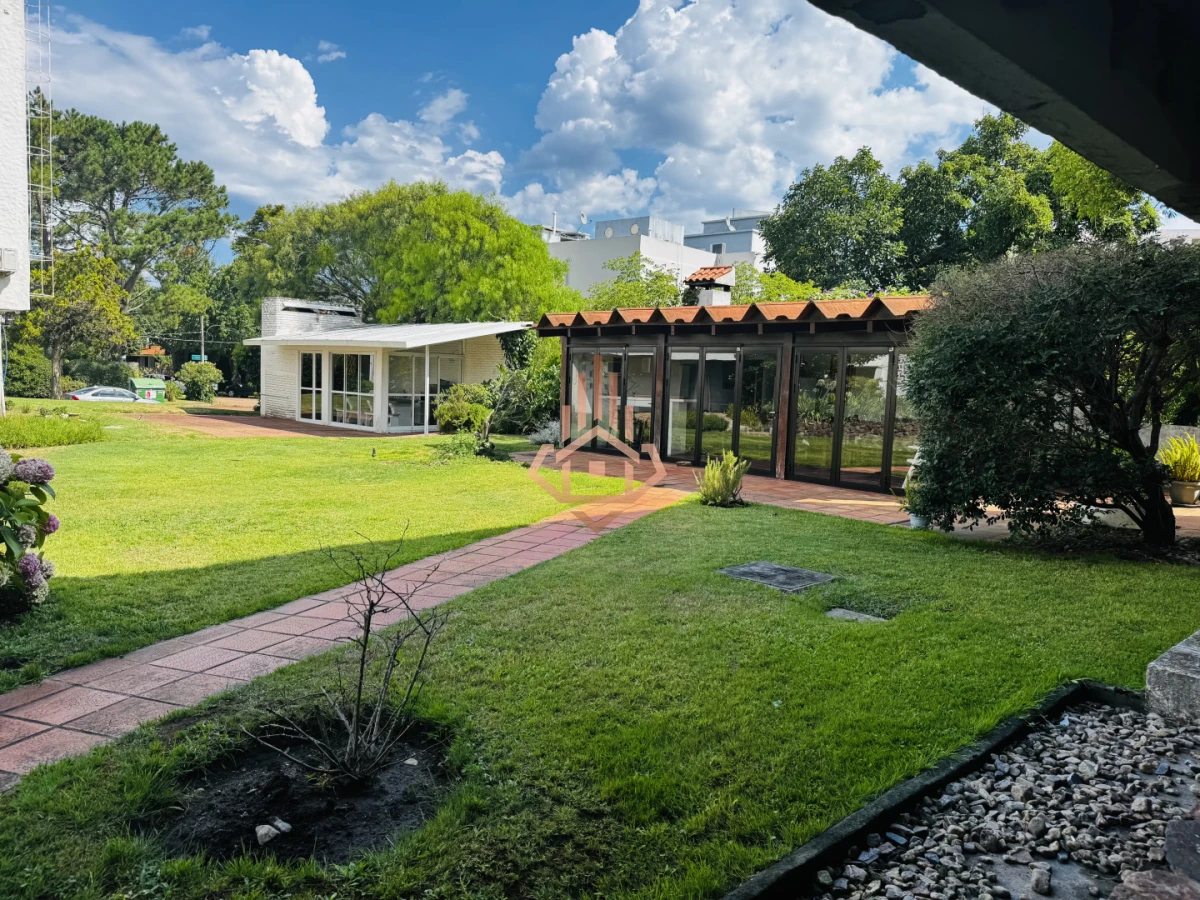 Alquiler invernal apartamento de 1 dormitorio y medio a pasos de playa mansa.
