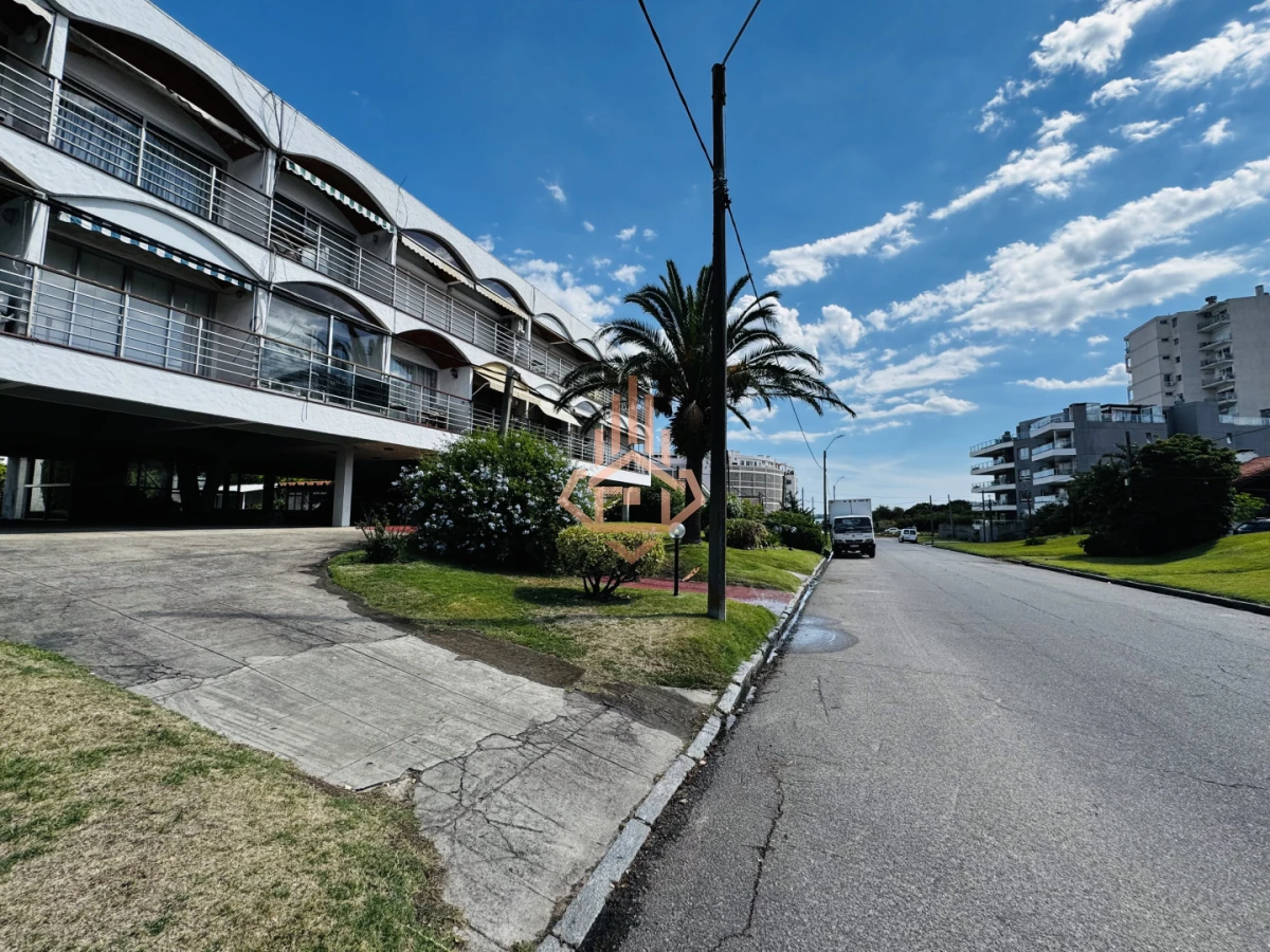 Alquiler invernal apartamento de 1 dormitorio y medio a pasos de playa mansa.