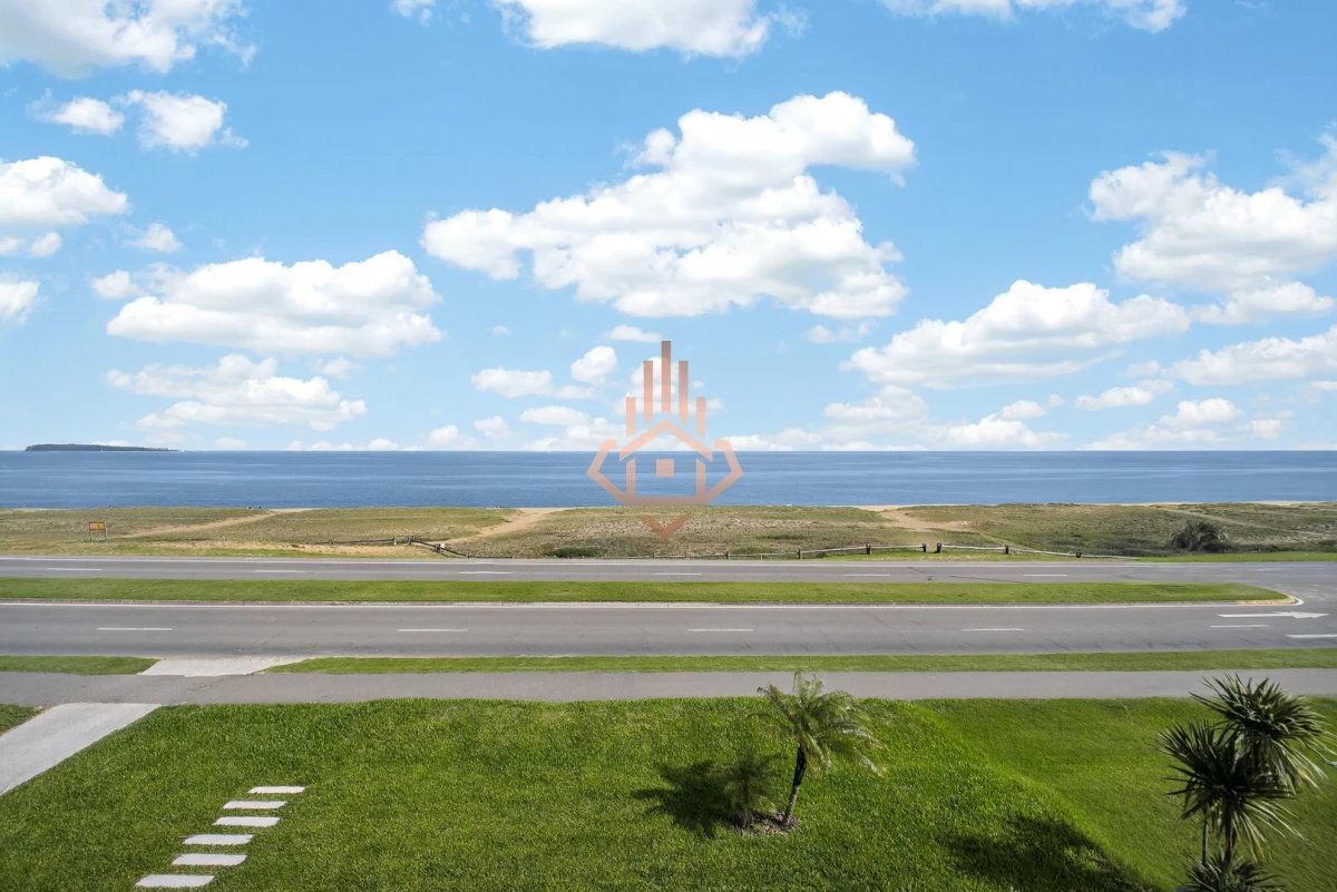 Venta apartamento de 3 dormitorios en suite, con vista al mar, primera Linea.