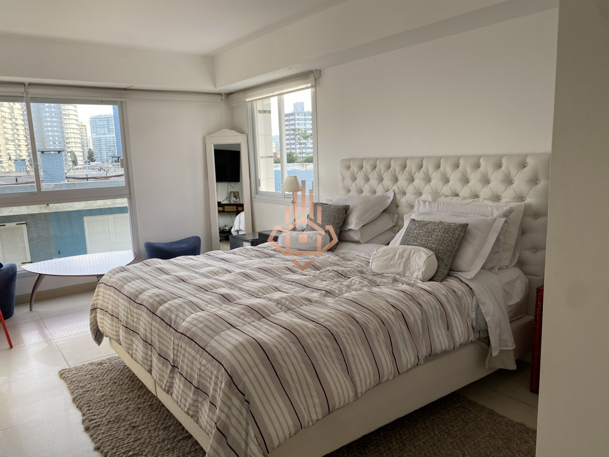Venta apartamento de 3 dormitorios mas dependencia, frente a playa Brava.