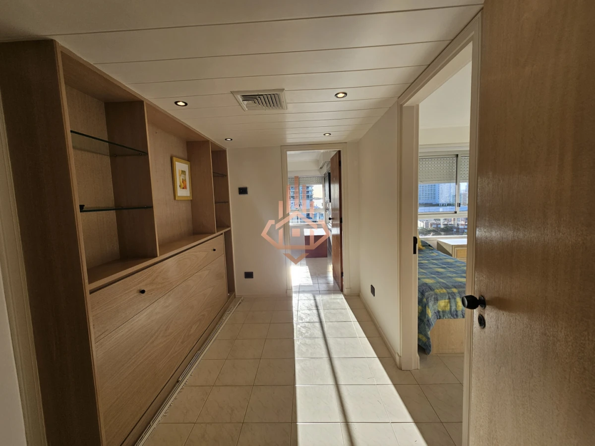 Venta de Apartamento de Dos Dormitorios y Medio Piso Alto