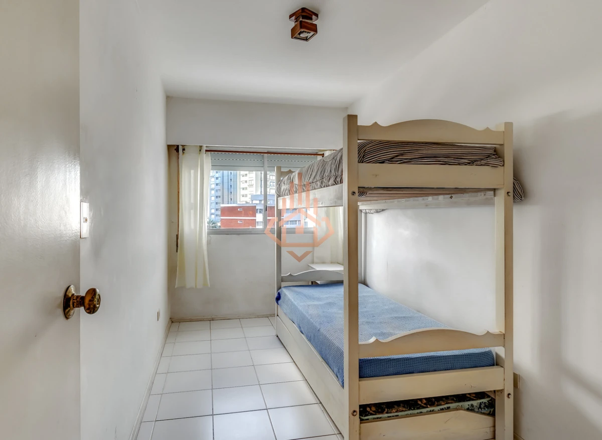 Venta apartamento 3 dormitorios, a pasos de Playa Brava. Terraza amplia