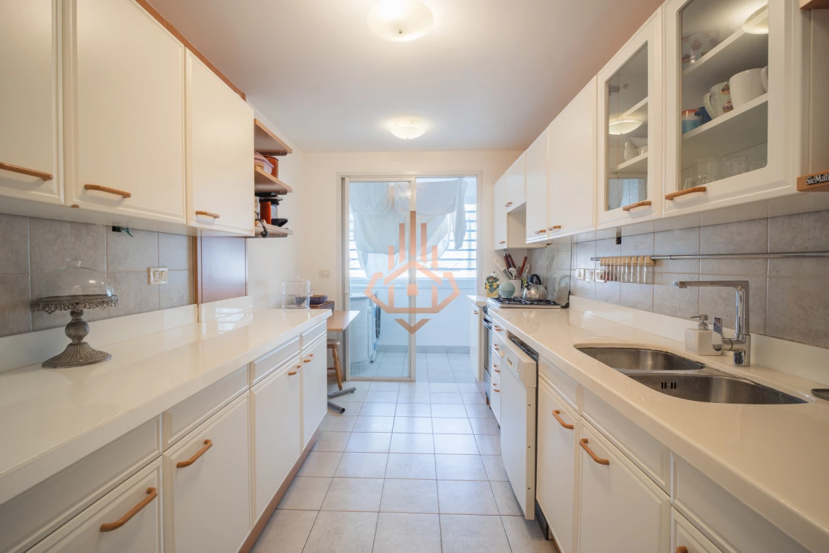 Venta apartamento de 3 dormitorios mas dependencia, frente a playa Brava.