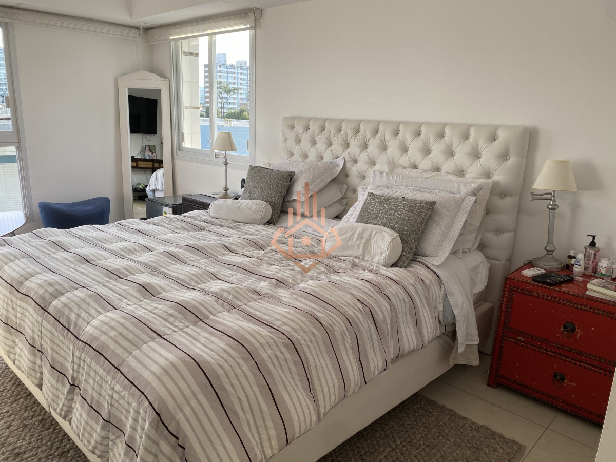 Venta apartamento de 3 dormitorios mas dependencia, frente a playa Brava.