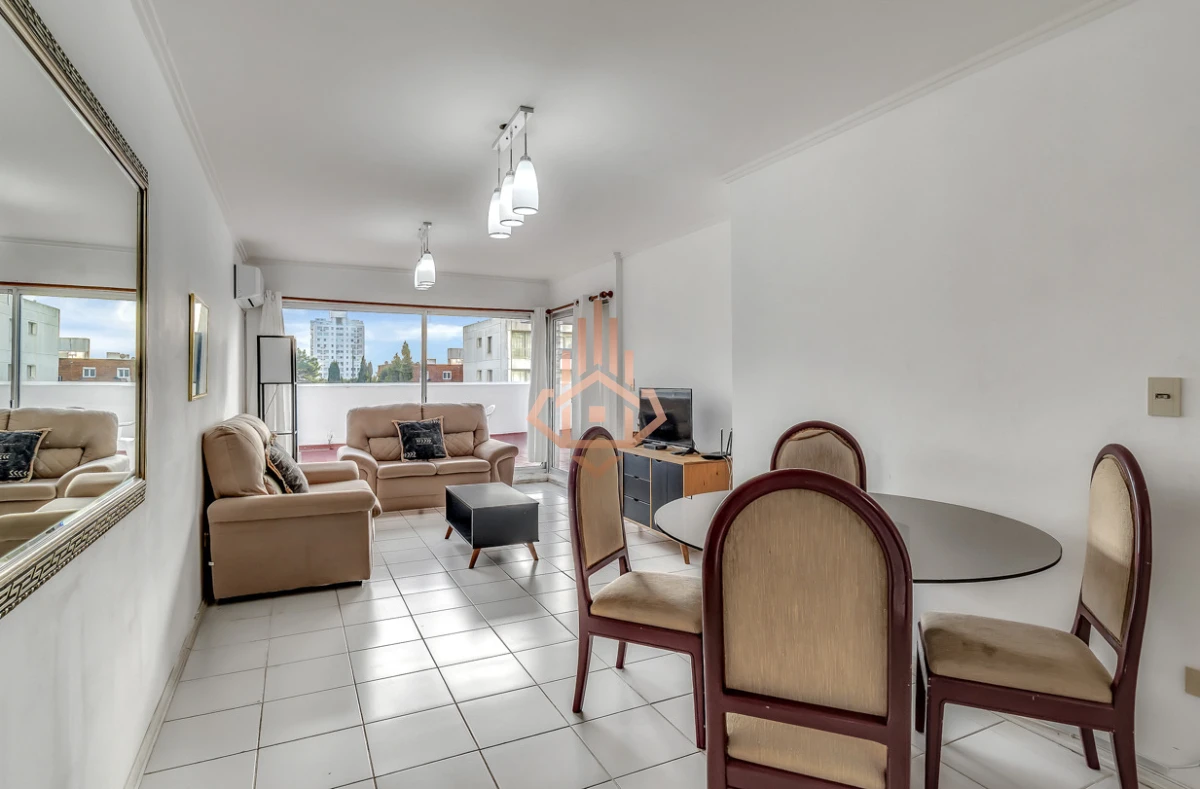 Venta apartamento 3 dormitorios, a pasos de Playa Brava. Terraza amplia