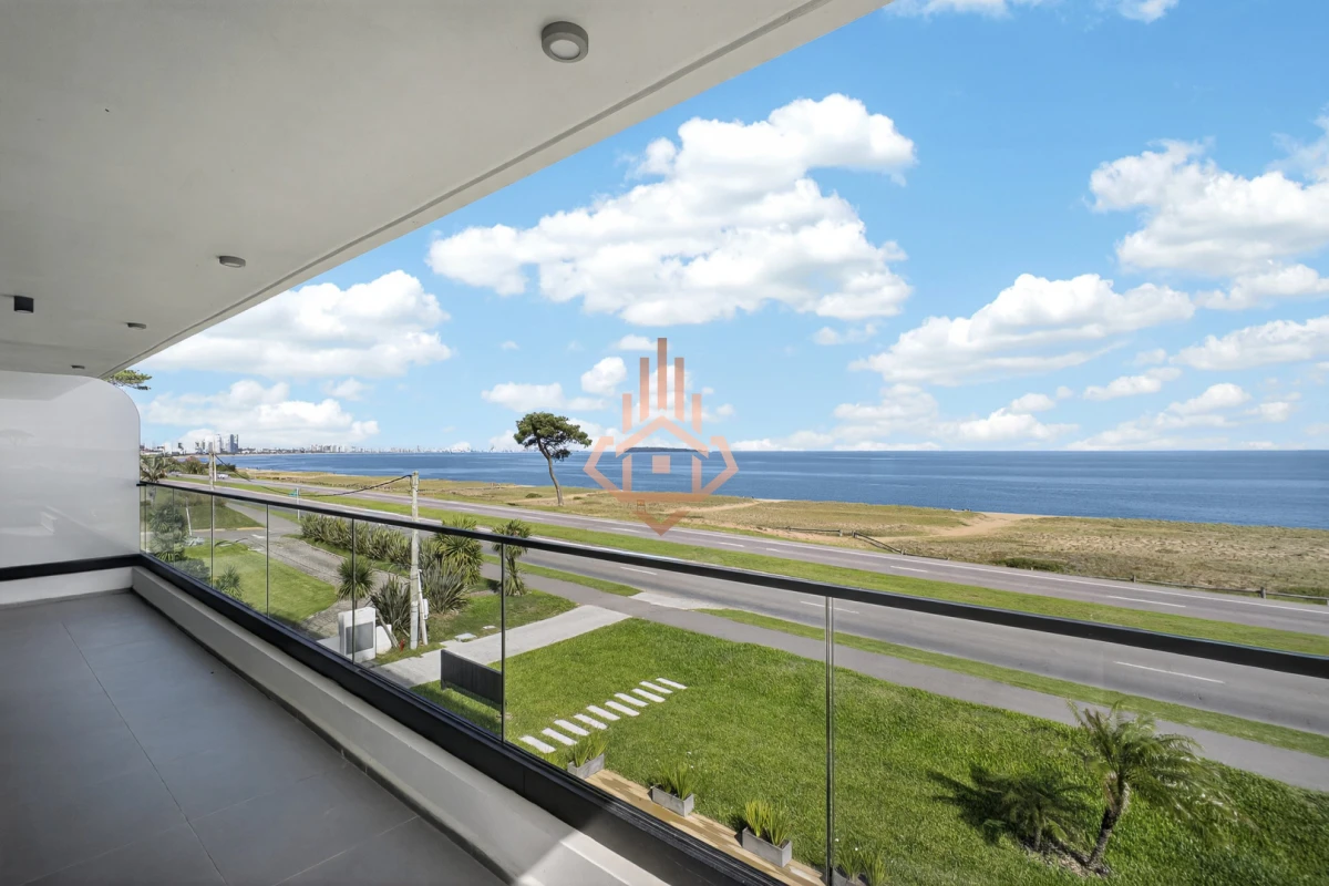 Venta apartamento de 3 dormitorios en suite, con vista al mar, primera Linea.