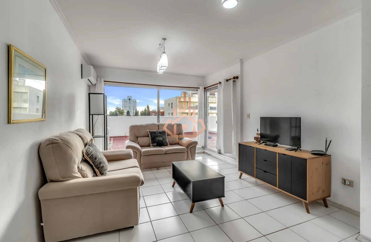 Venta apartamento 3 dormitorios, a pasos de Playa Brava. Terraza amplia