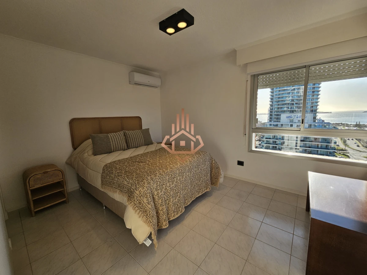 Venta de Apartamento de Dos Dormitorios y Medio Piso Alto