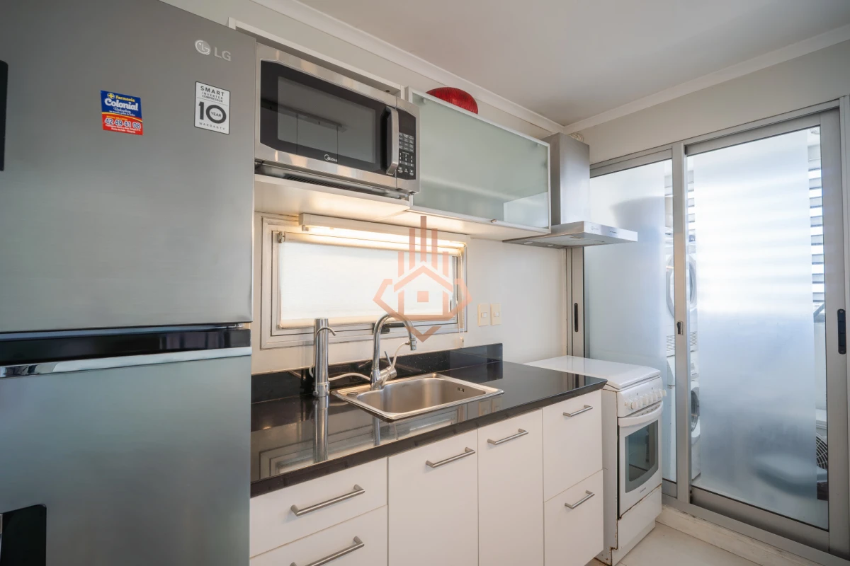Venta Apartamento de 1 dormitorio medio a pasos del mar con vista parcial mar.