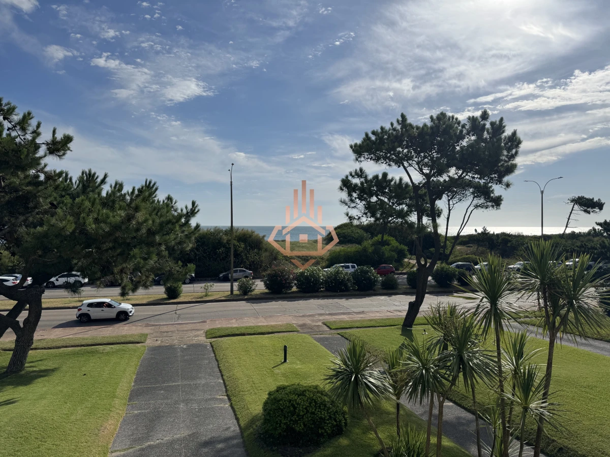 Venta apartamento frente al Mar de 3 dormitorios.