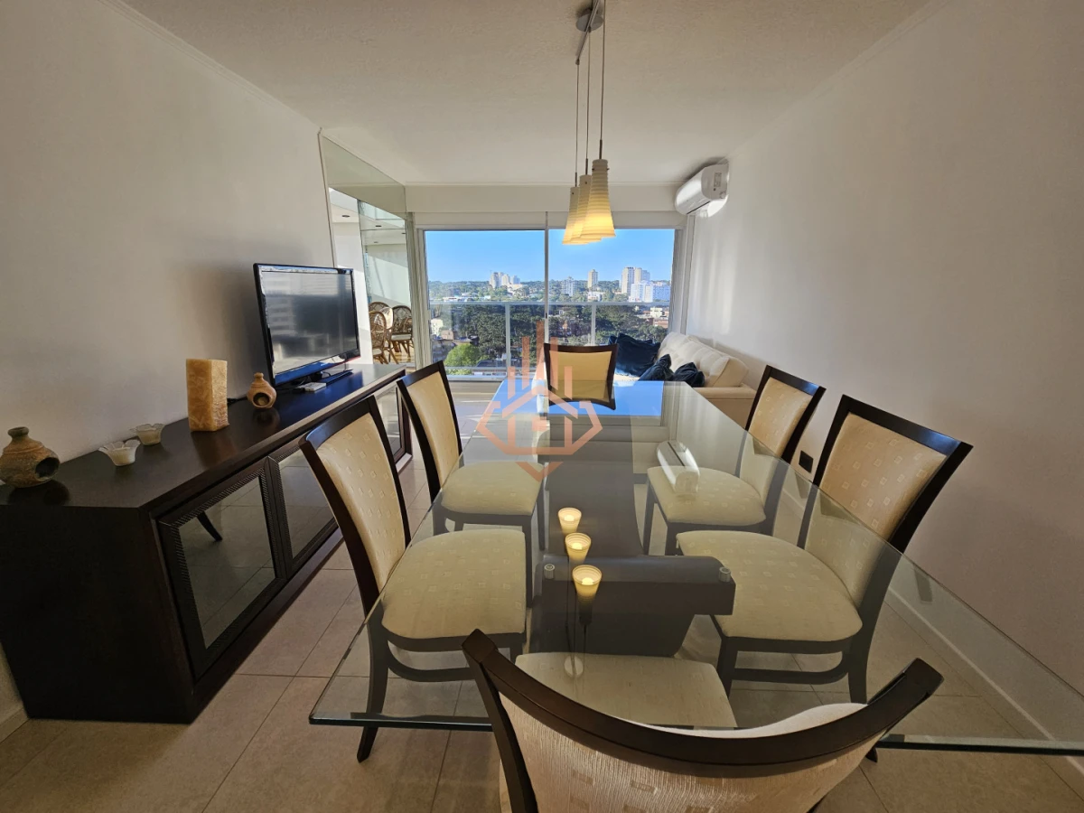 Venta de Apartamento de Dos Dormitorios y Medio Piso Alto