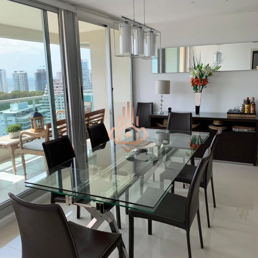 Venta Apartamento de 3 dormitorios con vista al mar.