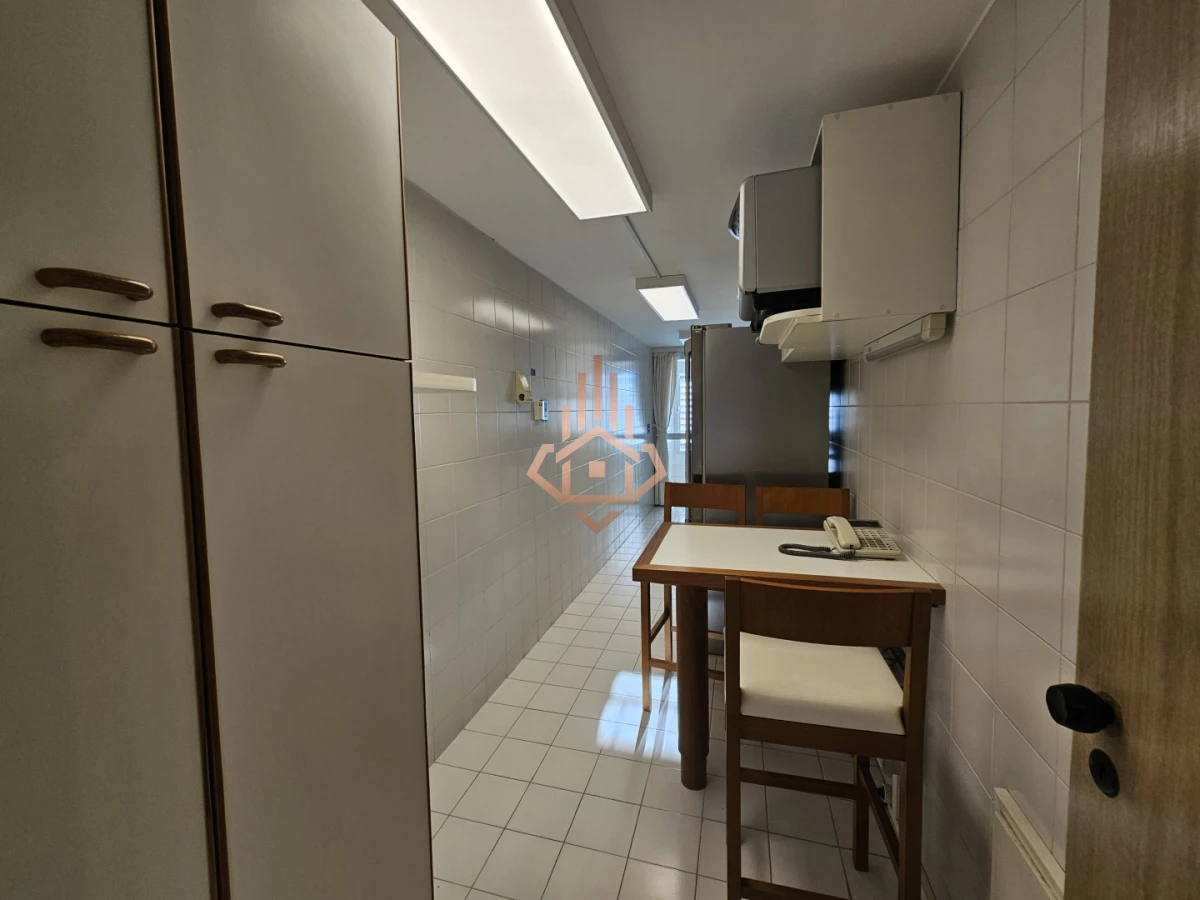 Venta de Apartamento de Dos Dormitorios y Medio Piso Alto