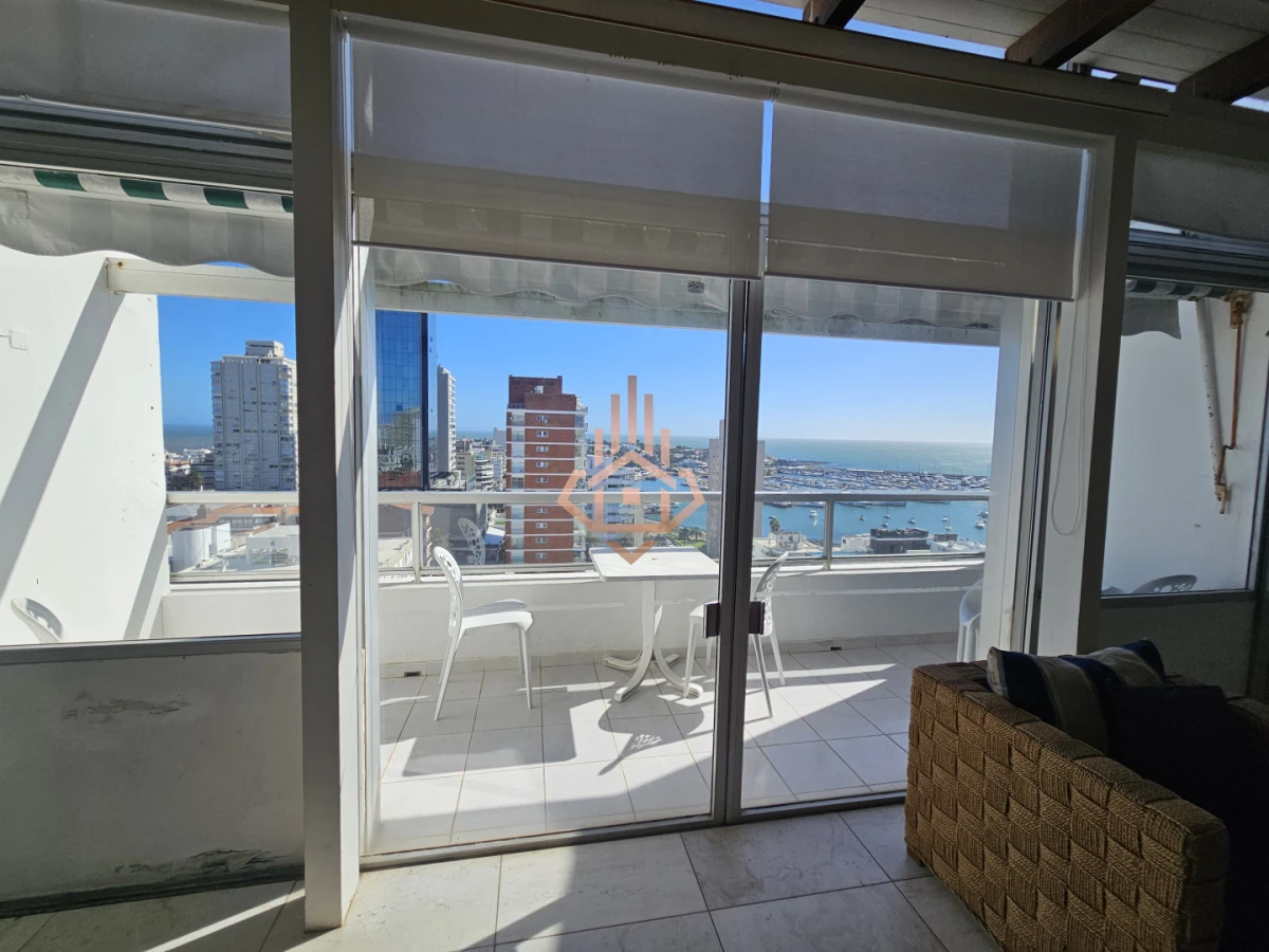 Se vende apartamento de 3 dormitorios en la Península, piso alto con vista al mar