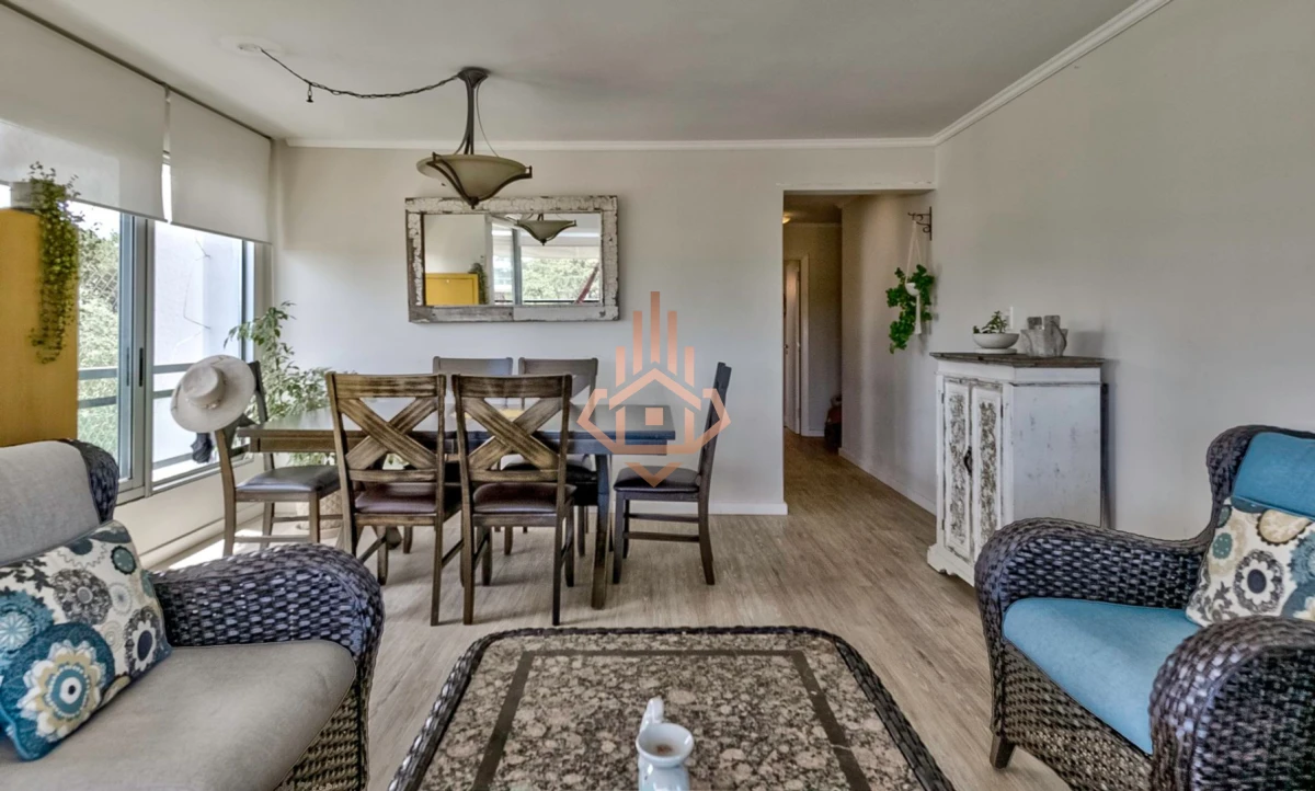 Venta Apartamento en Punta del Este con 3 dormitorios y vista parcial a la playa.