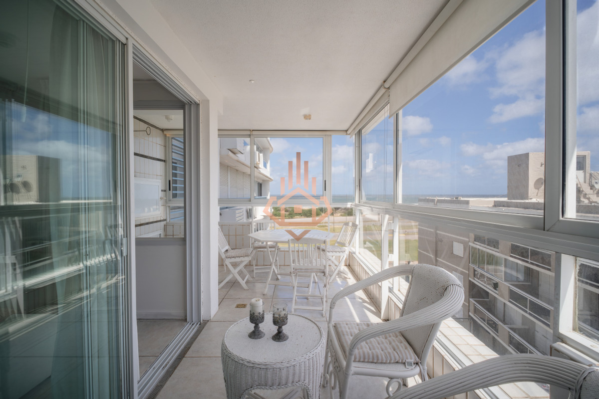 Venta apartamento de 3 dormitorios mas dependencia, frente a playa Brava