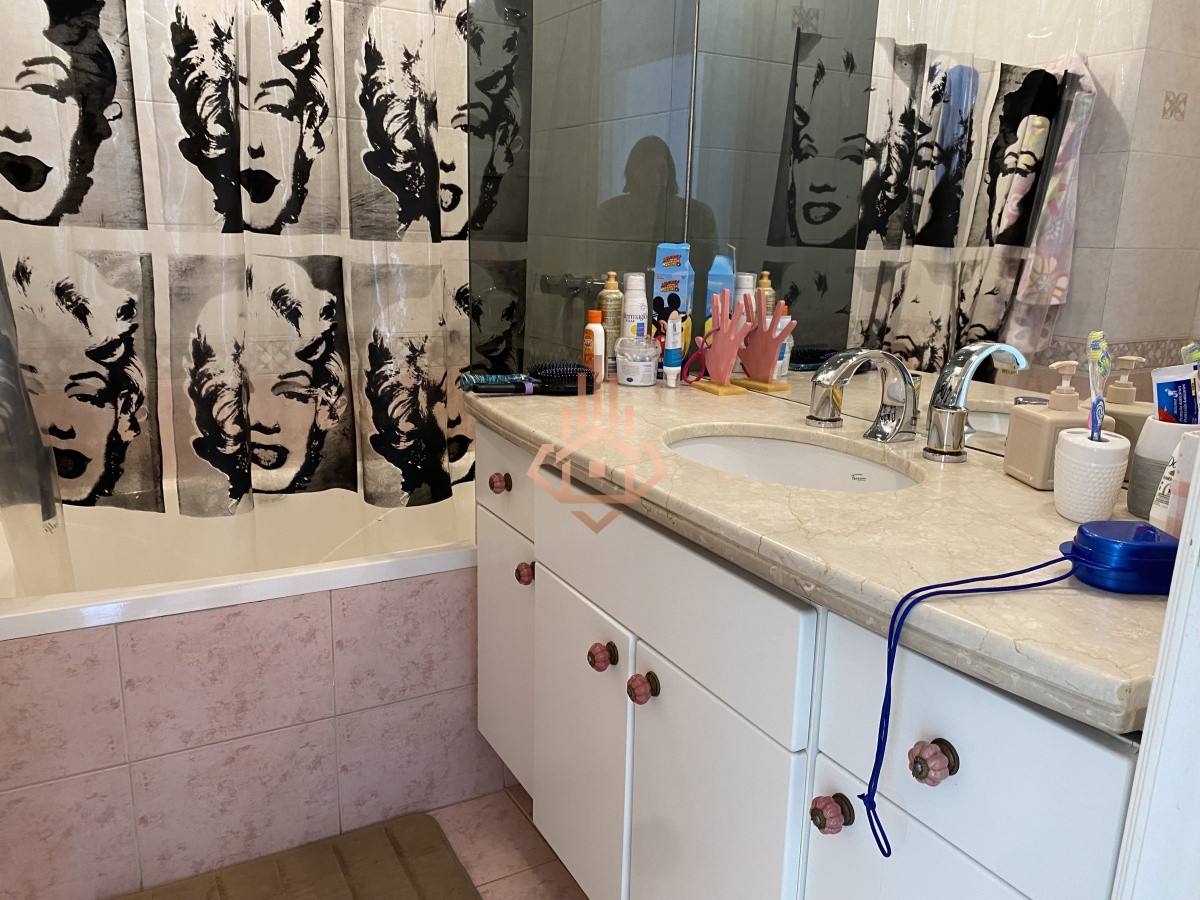 Venta apartamento de 3 dormitorios mas dependencia, frente a playa Brava.