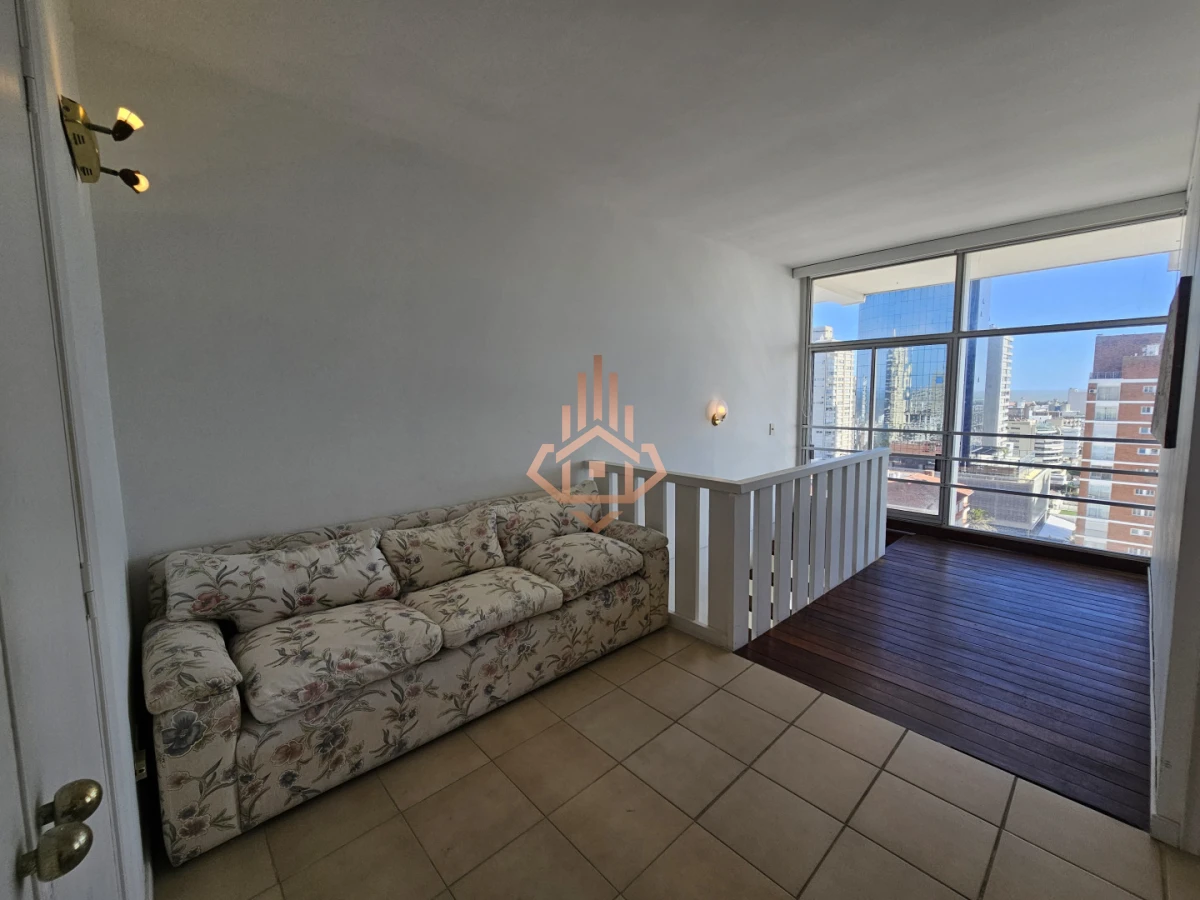 Se vende apartamento de 3 dormitorios en la Península, piso alto con vista al mar