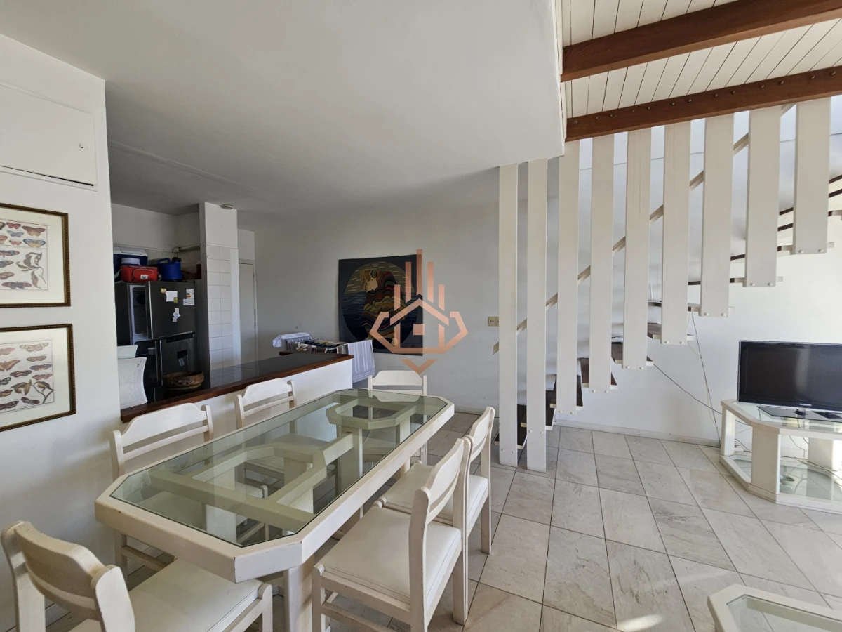 Se vende apartamento de 3 dormitorios en la Península, piso alto con vista al mar