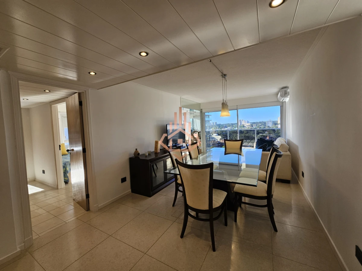 Venta de Apartamento de Dos Dormitorios y Medio Piso Alto