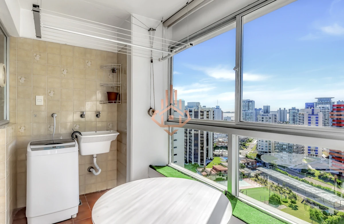 Venta apartamento de 3 dormitorios mas dependencia frente al Mar