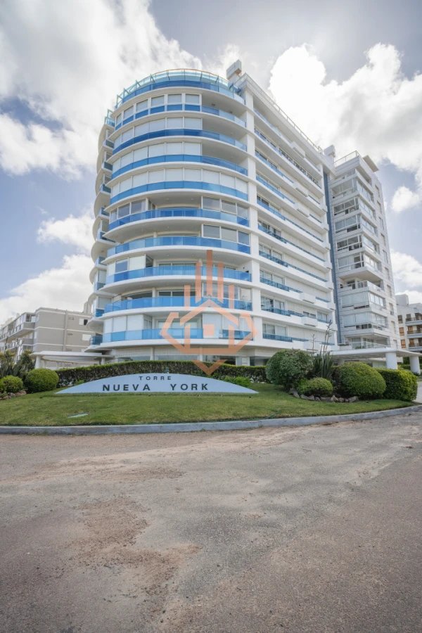 Venta apartamento de 3 dormitorios mas dependencia, frente a playa Brava.