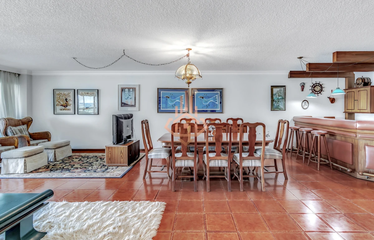 Venta apartamento de 3 dormitorios mas dependencia frente al Mar