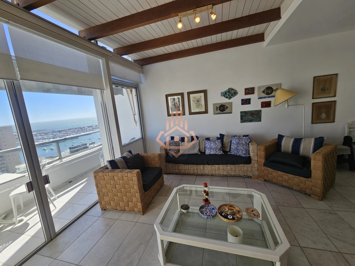 Se vende apartamento de 3 dormitorios en la Península, piso alto con vista al mar