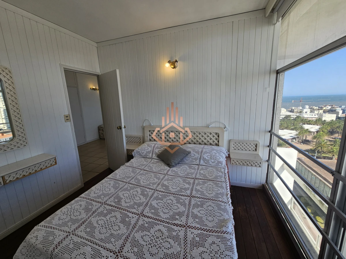 Se vende apartamento de 3 dormitorios en la Península, piso alto con vista al mar