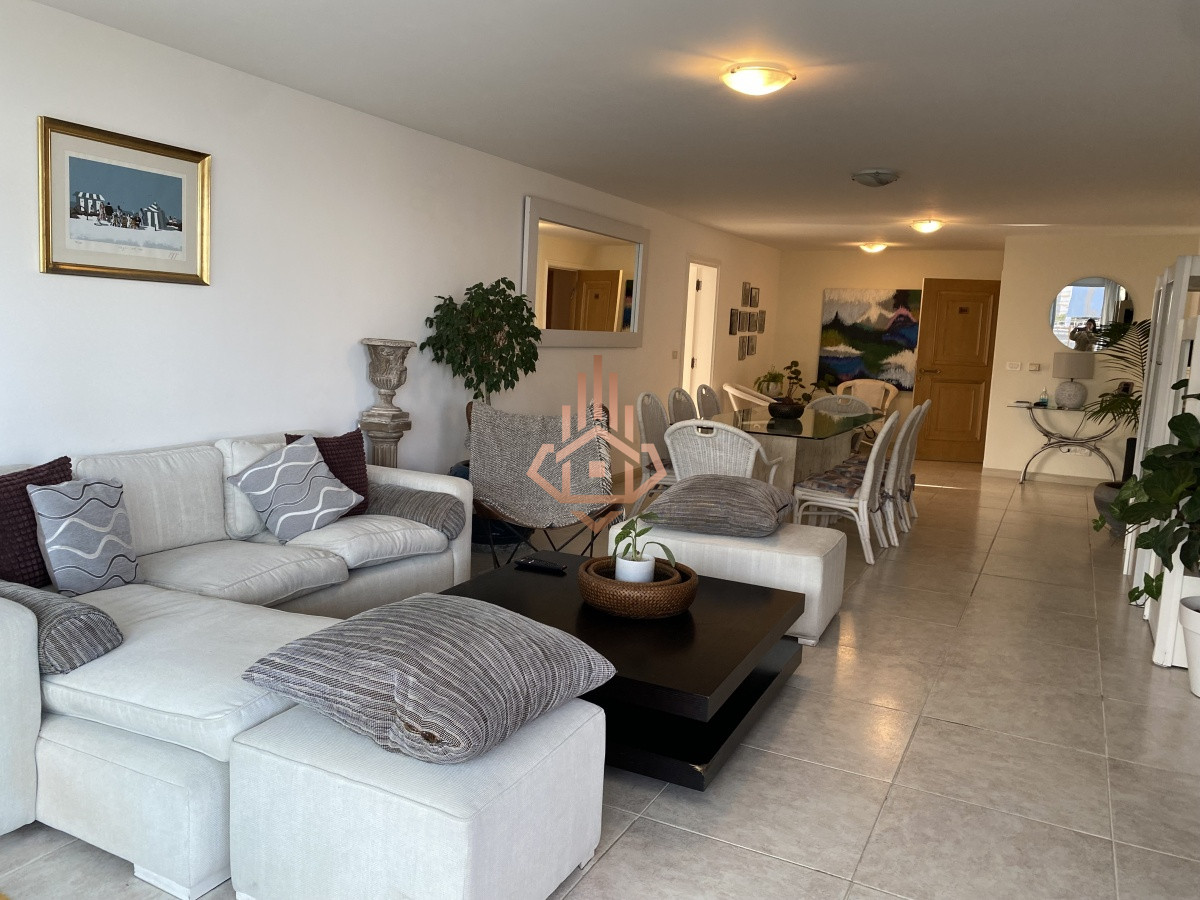 Venta apartamento de 3 dormitorios mas dependencia, frente a playa Brava.