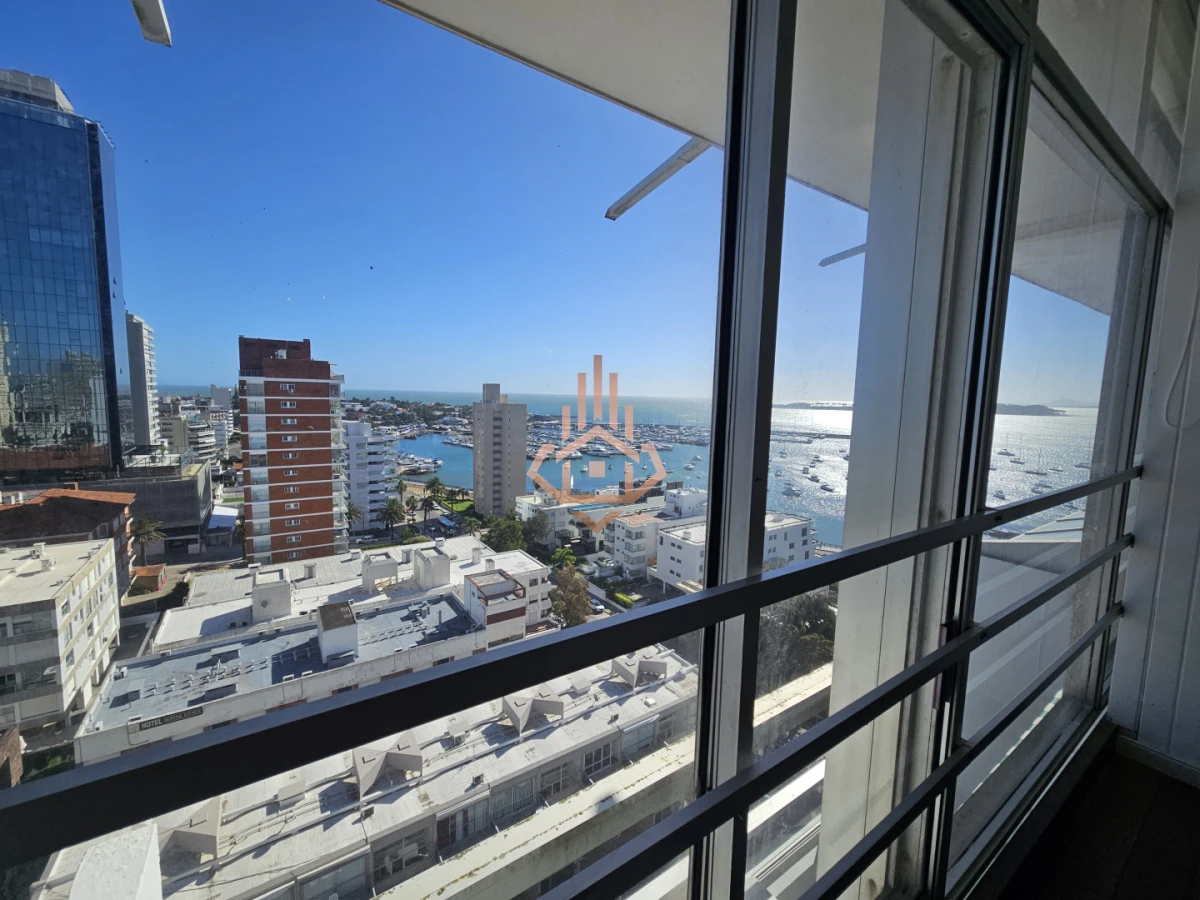 Se vende apartamento de 3 dormitorios en la Península, piso alto con vista al mar