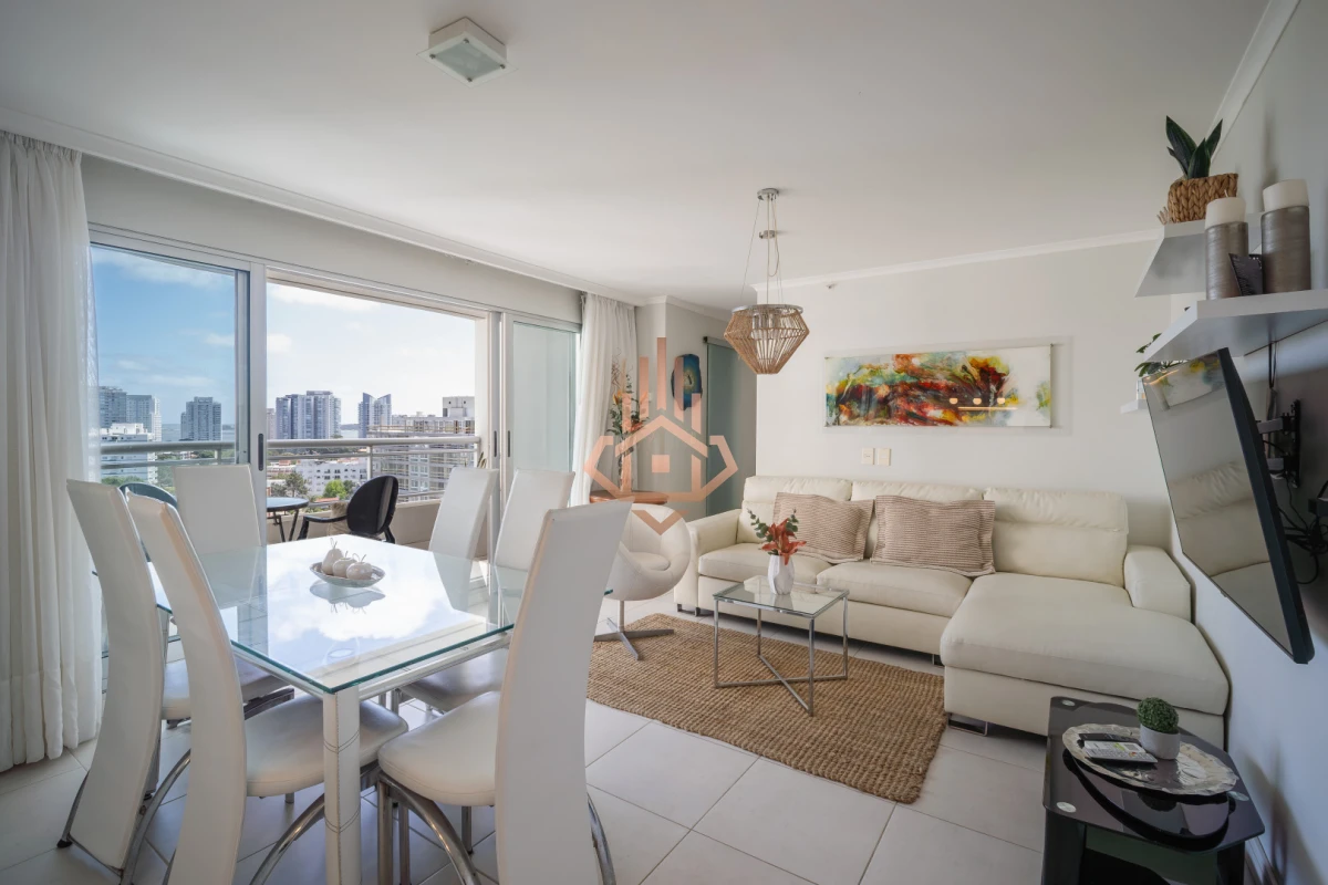 Venta Apartamento de 1 dormitorio medio a pasos del mar con vista parcial mar.
