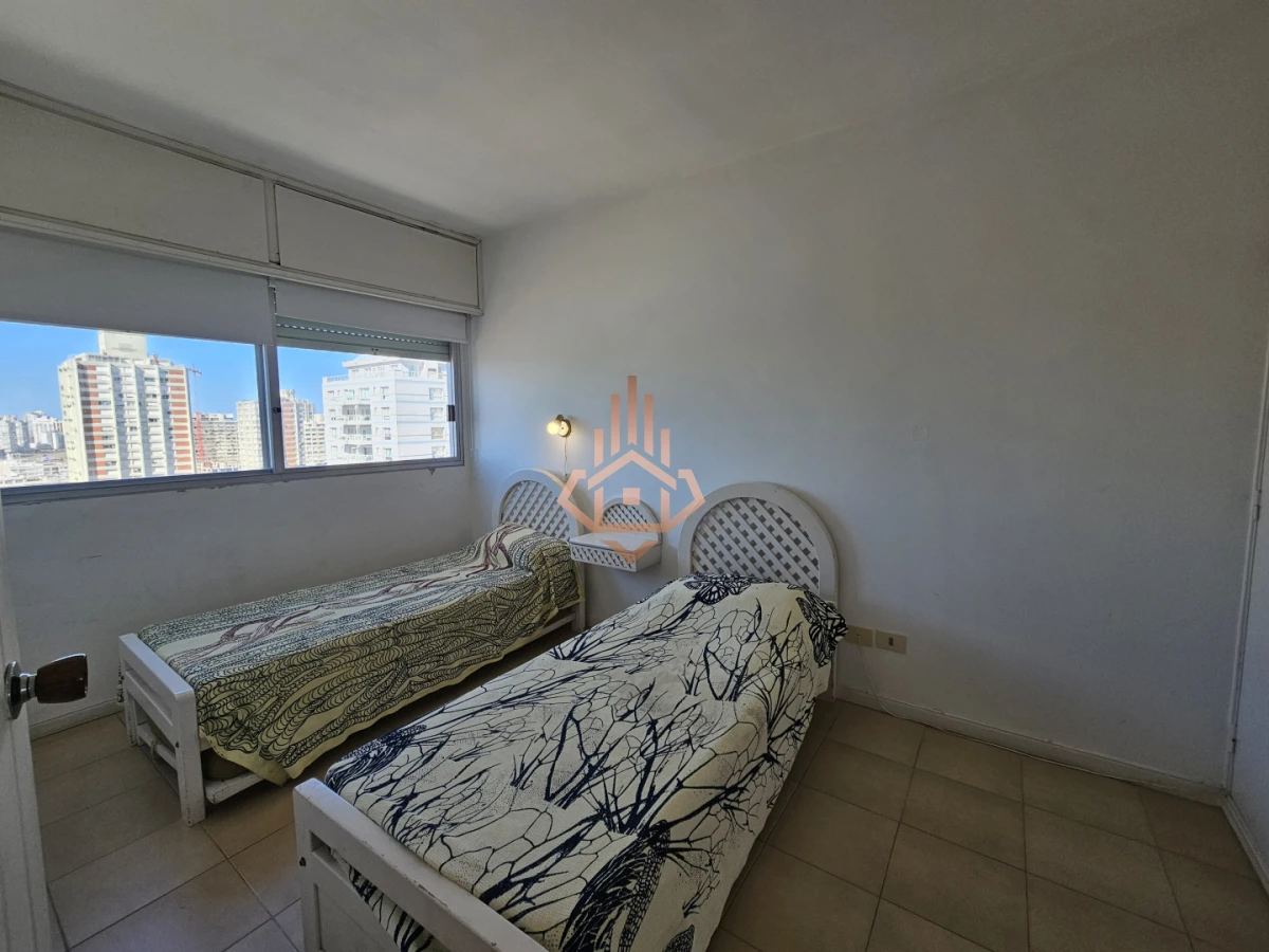 Se vende apartamento de 3 dormitorios en la Península, piso alto con vista al mar