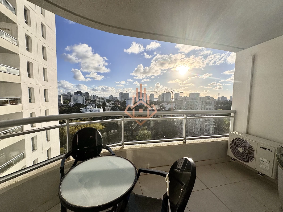 Venta Apartamento de 1 dormitorio medio a pasos del mar con vista parcial mar.