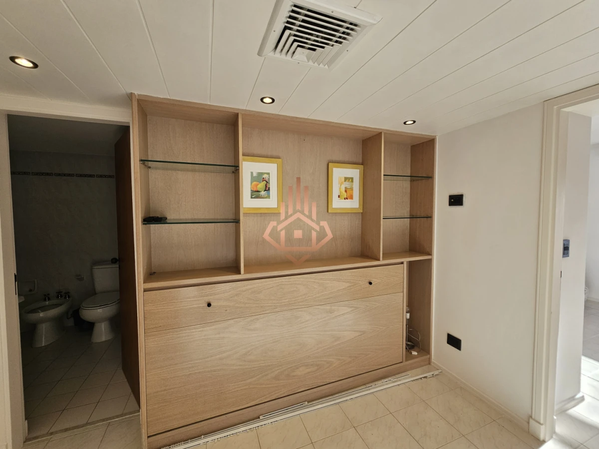 Venta de Apartamento de Dos Dormitorios y Medio Piso Alto