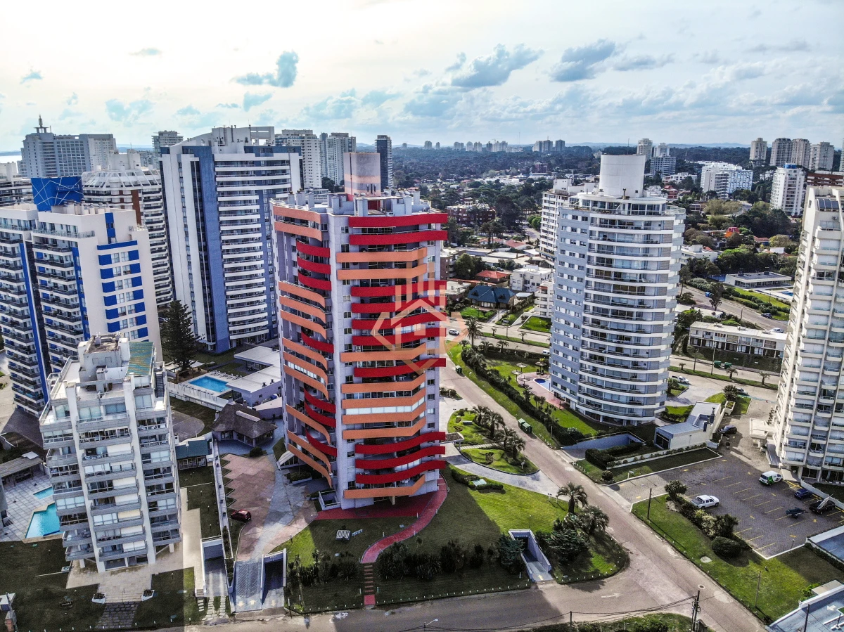 ¡Oportunidad única en Parada 3 de la Brava, Punta del Este! Apartamento 2 dormitorios y medio