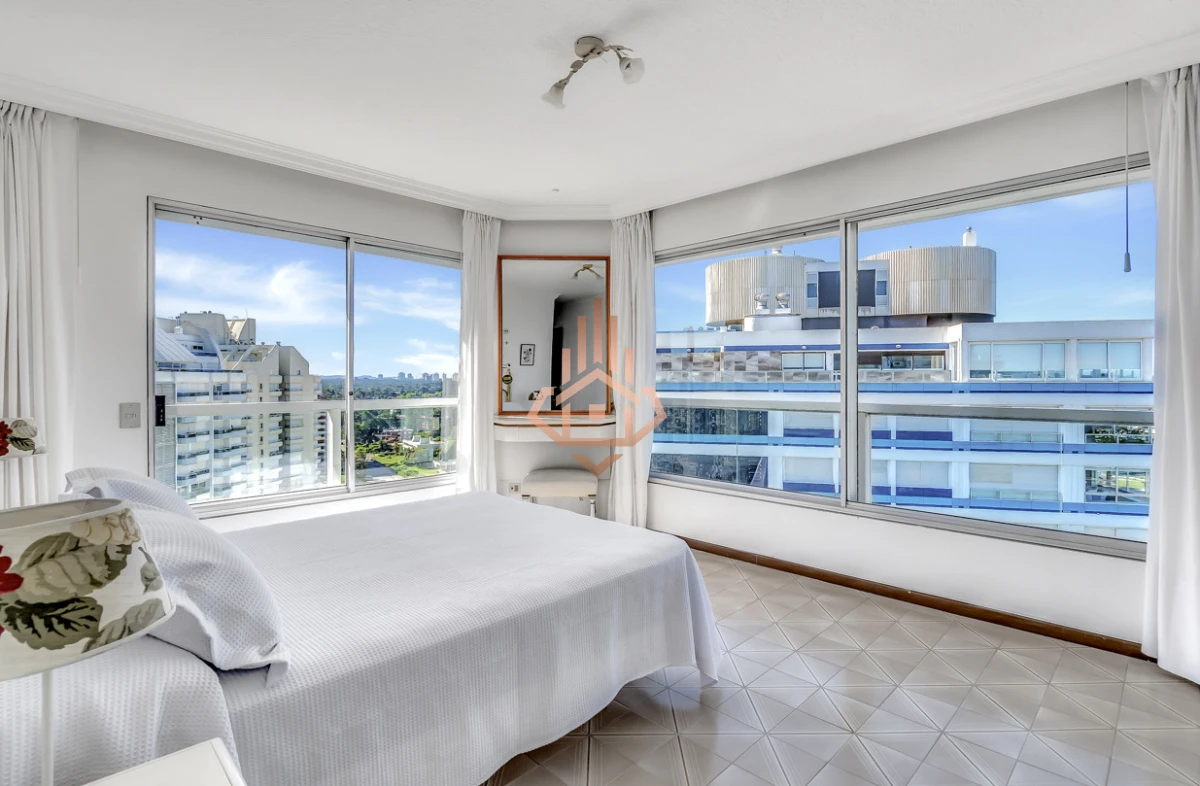 Venta apartamento de 3 dormitorios mas dependencia frente al Mar