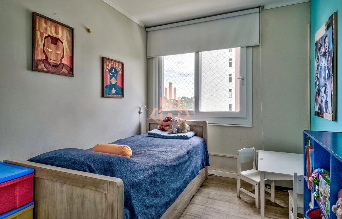 Venta Apartamento en Punta del Este con 3 dormitorios y vista parcial a la playa.