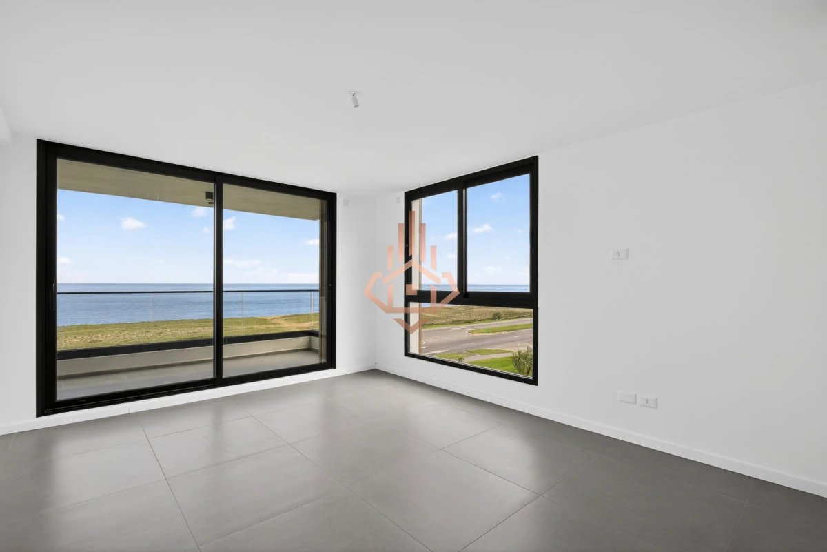 Venta apartamento de 3 dormitorios en suite, con vista al mar, primera Linea.